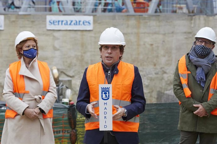 (I-D) La delegada de Obras y Equipamientos del Ayuntamiento de Madrid, Paloma García Romero; el alcalde de la capital, José Luis Martínez-Almeida.
