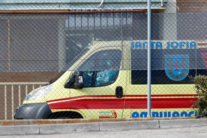 Una ambulancia espera fuera en la entrada de acceso de la cárcel de Soto del Real