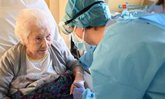 Foto: Recibe el alta una paciente con 104 años tras superar una neumonía por Covid-19