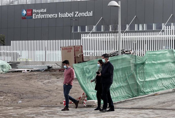 Tres personas salen del Hospital público Enfermera Isabel Zendal