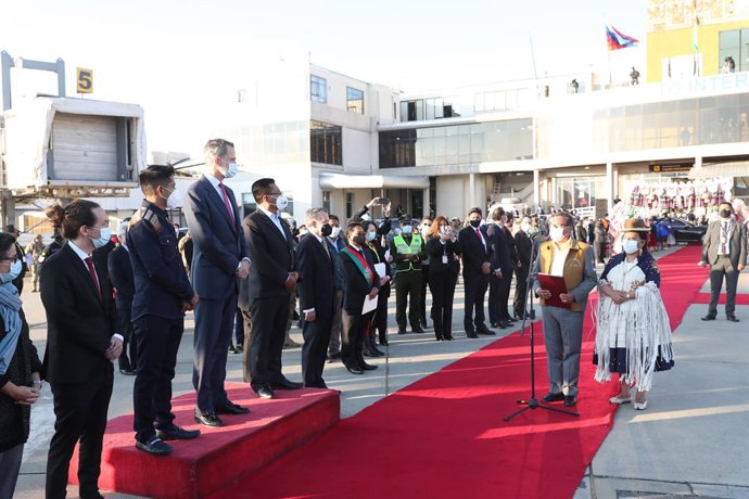 El Rey Felipe VI, en el aeropuerto internacional El Alto, durante su visita para asistir a la toma de posesión del nuevo presidente Boliviano, Luis Arce, en La Paz (Bolivia), a 8 de noviembre de 2020. Durante su visita, el Rey ha estado acompañado por l