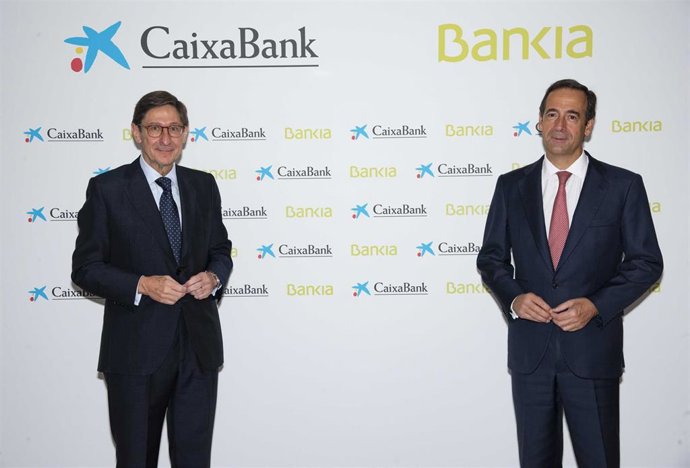El presidente de Bankia y que será presidente ejecutivo de la nueva entidad, José Ignacio Goirigolzarri (i), y el consejero delegado de CaixaBank y que será consejero delegado de la nueva entidad, Gonzalo Gortázar.