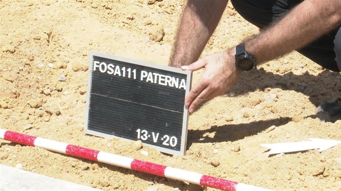 Apertura de la fosa 111 del cementerio de Paterna en imagen de archivo
