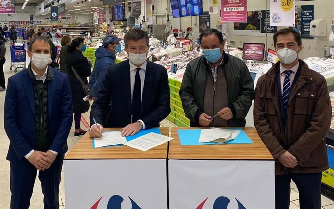 Firma del acuerdo de Carrefour con la Cofradía de Santoña