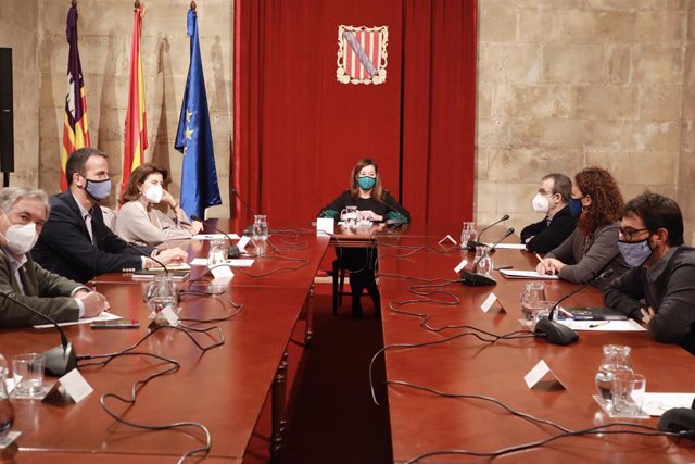 La presidenta del Govern, Francina Armengol, preside la mesa de diálogo social en la que se ha dado cuenta de la situación de la COVID-19.