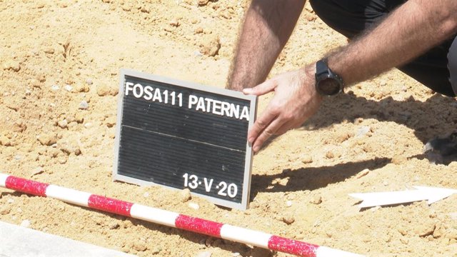 Obertura de la fossa 111 del cementeri de Paterna en imatge d'arxiu