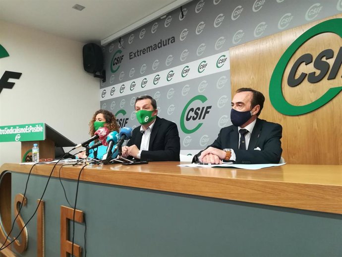El presidente de CSIF Extremadura, Benito Román, acompañado en rueda de prensa de la responsable de Educación del sindicato, Mercedes Barrado, y del abogado Fernando Enríquez