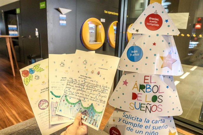 Carta de un niño junto al 'Árbol de los Sueños' de Caixabank.