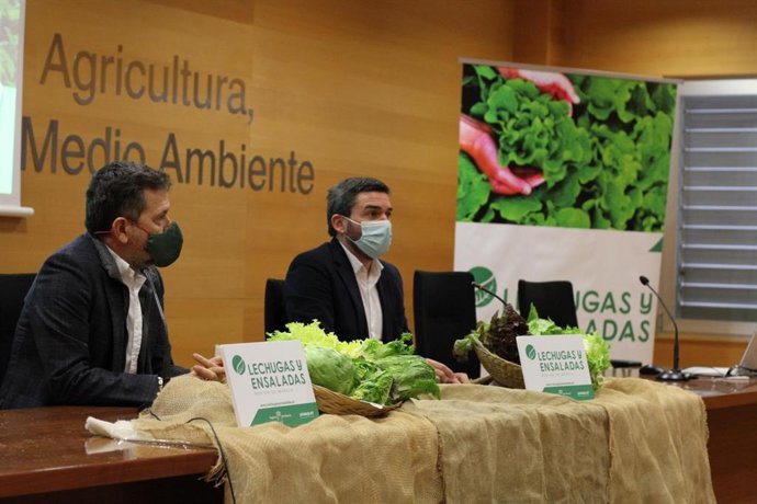 El consejero de Agua, Agricultura, Ganadería, Pesca y Medio Ambiente, Antonio Luengo, junto al presidente de Proexport, Juan Marín, durante la presentación de la campaña de promoción de lechugas y ensaladas de la Región de Murcia.