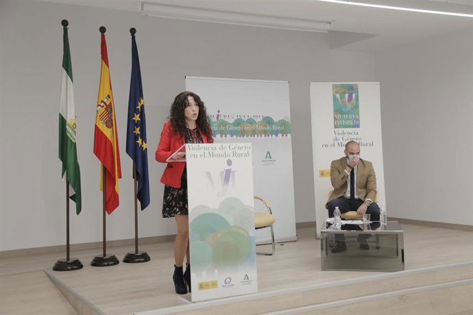 La consejera de Igualdad, Políticas Sociales y Conciliación, Rocío Ruiz, ha inaugurado la jornada Mujeres invisibles sobre la violencia de género en el ámbito rural