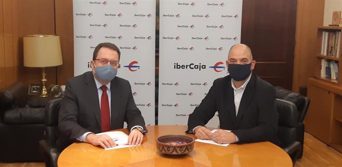 El director provincial de Ibercaja Banco en Teruel, Jesús Beamonte Lafuente, y el presidente de la Cámara de Comercio, Industria y Servicios de Teruel,, Antonio Santa Isabel Llanos