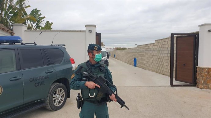 Un agente de la Guardia Civil en la operación contra el hachís en Sanlúcar