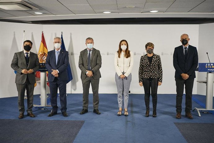 El consejero canario Sebastián Franquis con representantes de las cámaras de comercio de Canarias tras la firma del acuerdo de colaboración para tramitar las ayudas al alquiler