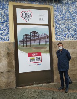 El concejal de Turismo en uno de los escaparates que se han adornado con ilustraciones de la ciudad