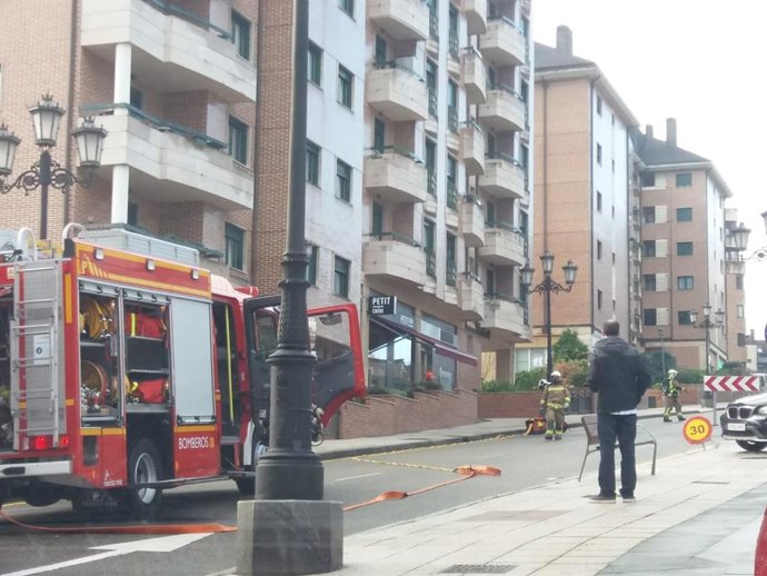 Bomberos intervienen ante la rotura de una tubería de gas en Oviedo.