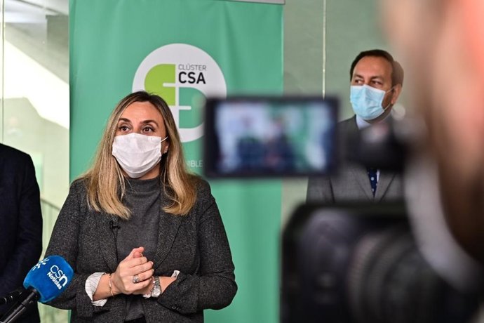 La consejera de Fomento, Infraestructuras y Ordenación del Territorio, Marifrán Carazo, y el presidente del Clúster de la Construcción Sostenible de Andalucía (Clúster CSA), Álvaro Pérez, firman un convenio este lunes.