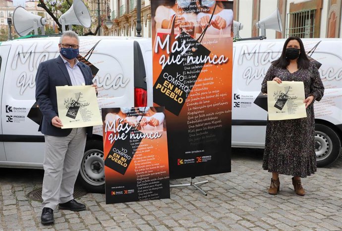 Dolores Amo y Esteban Morales en la presentación de la campaña de Iprodeco de apoyo al comercio local en Navidad.