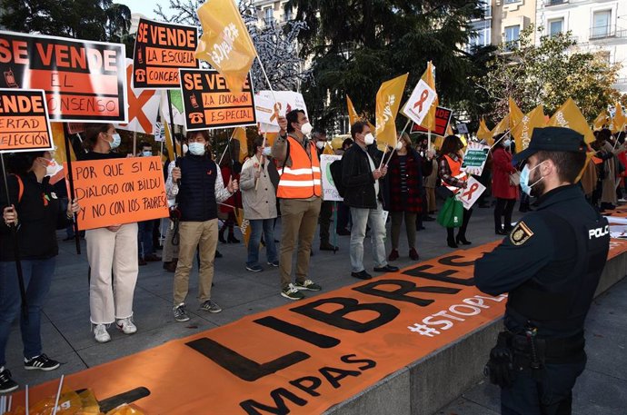 Convocados por la Plataforma Más Plurales, colectivos de la educación concertada se manifiestan contra la Ley Celaá en el Congreso, el día de su aprobación (19 de noviembre) en la Cámara Baja