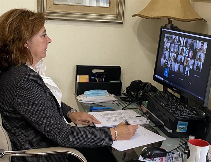 Una mujer teletrabajando