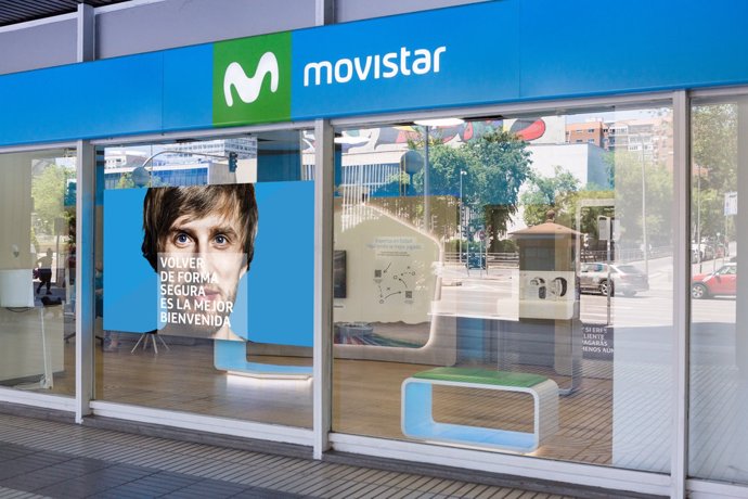 Tienda de Movistar en la calle General Perón (Madrid) con las medidas de protección contra el Covid.