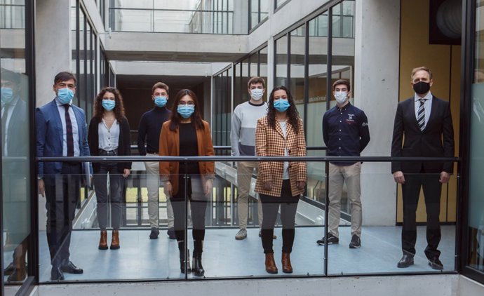 Rafael Lara (Facultad de Ciencias Jurídicas), Irune Urrutia (ganadora Kafka), Xabier Pérez (accésit Kafka), Lucy Vallejos (accésit Clarín), Ignacio Escala (accésit Kafka), Santiago Alenza (ganador Clarín) y David Delgado, del Colegio de Graduados Social