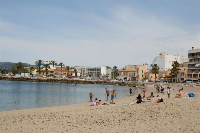 Bañistas en una playa de Palma. 