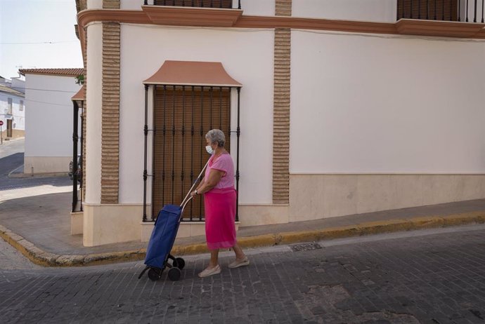 Una vecina de Casariche en la segunda jornada de confinamiento por la alta incidencia del coronavirus en el muncipio. En Sevilla (Andalucía, España), a 01 de octubre de 2020.