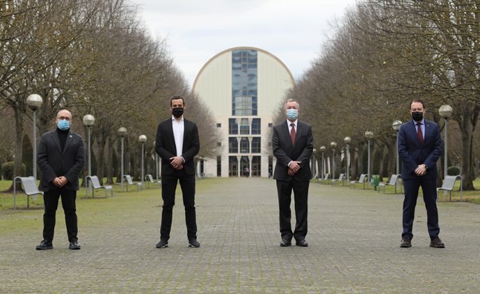 De izda. A dcha, el consejero Juan Cruz Cigudosa, Javier Vidorreta (nuevo presidente), Joaquín Ansa (presidente saliente) y el rector, Ramón Gonzalo.