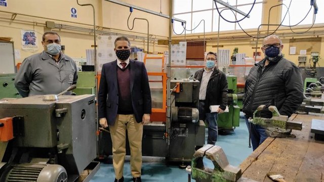 Sutil (2i), en la visita al IES Las Fuentezuelas.