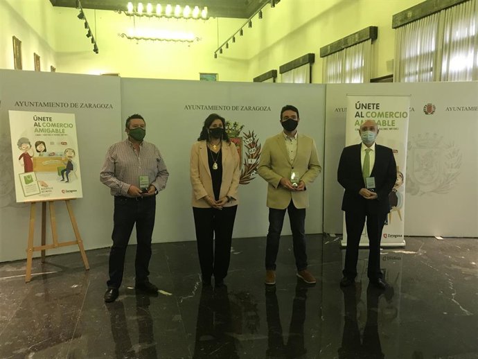 La concejal del MAyor, Paloma Espinosa, con los galardonados con el premio de Comercios Amigables con las personas mayores