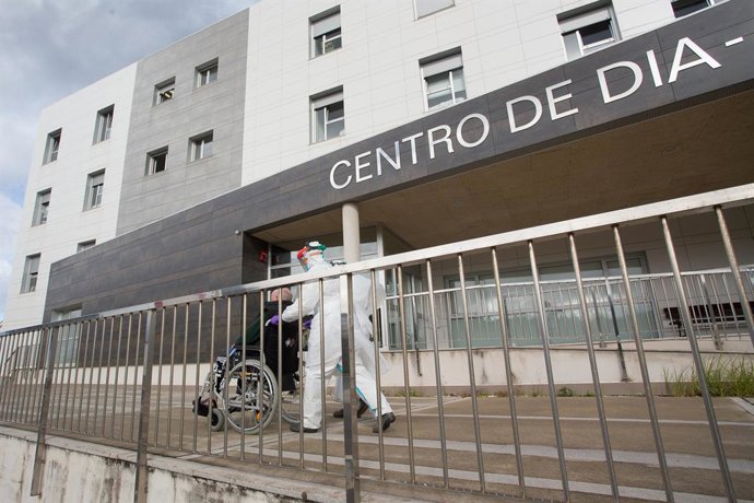 Un treballador sanitari a una residncia d'ancians amb un brot de covid-19. Sant Cibrao, Lugo, Galícia, (Espanya), 9 de novembre del 2020.