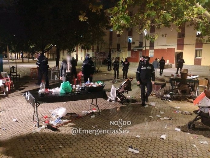 Imagen de archivo de la Policía Local de Sevilla en la disolución de una celebración anterior