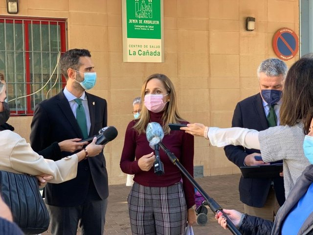 En el centro, la delegada de la Junta en Almería, Maribel Sánchez, en una imagen de archivo 