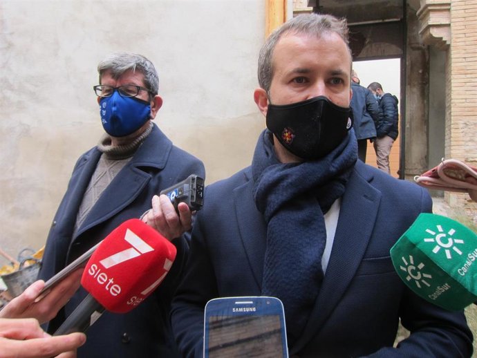 El alcalde de Jaén, Julio Millán, atiende a los medios.