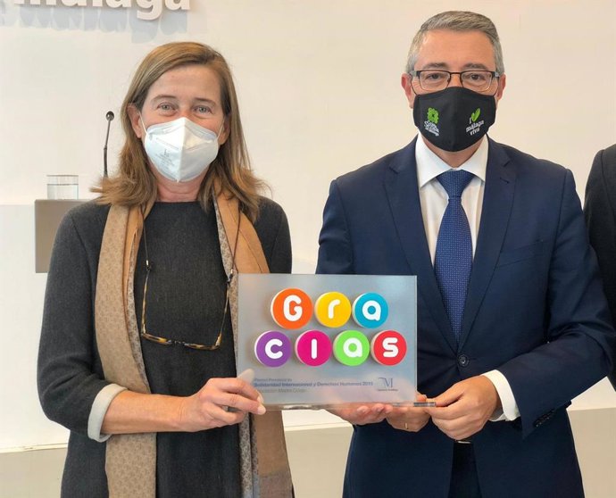 La Diputación reconoce la labor de la Asociación Madre Coraje con el Premio de Solidaridad Internacional y Derechos Humanos. En la imagen, el presidente, Francisco Salado, con la delegada en Málaga del colectivo, Miriam Rein.