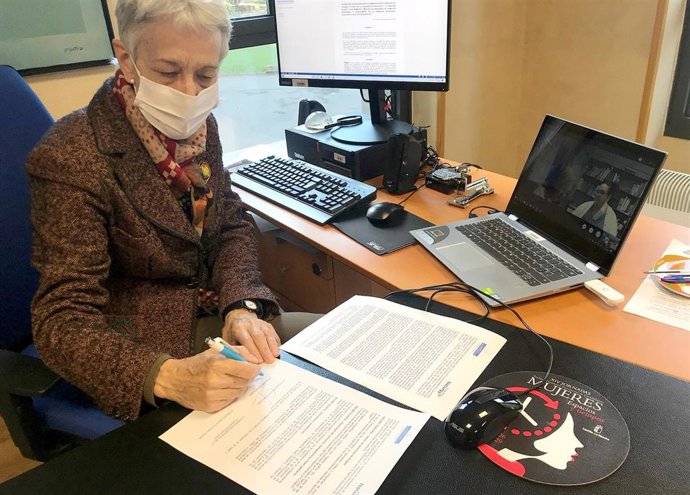 La consejera de Educación, Carmen Suárez, participa en la firma virtual de un convenio de colaboración con la directora general de la Fundación Naturgy, María Eugenia Coronado.