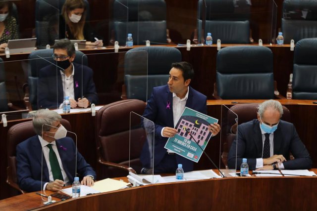 El consejero de Políticas Sociales, Igualdad, Familias y Natalidad, Javier Luengo, interviene en una rueda de prensa en la Asamblea de Madrid el mismo día en que se celebra una sesión de control al Gobierno, a 19 de noviembre de 2020. Durante este pleno e