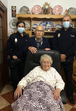 Nota De Prensa "La Policía Nacional Auxilia A Un Matrimonio De Octogenarios Tras Sufrir Una Caída Que Les Dejó Inmóviles Y Aturdidos En El Salón De Su Casa"