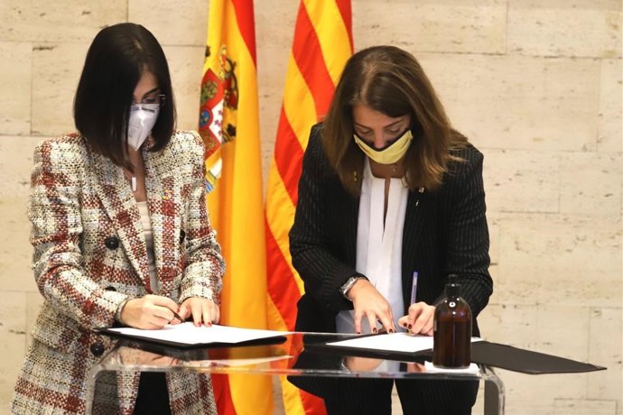 La ministra de Política Territorial i Funció Pública, Carolina Darias, i la consellera de Presidncia de la Generalitat, Meritxell Budó, signen un conveni en matria d'ajuts per palliar els danys de catstrofes naturals.