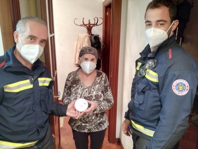 Los bomberos de Soria en una vivienda de una persona mayor para instalar un detector de huno.