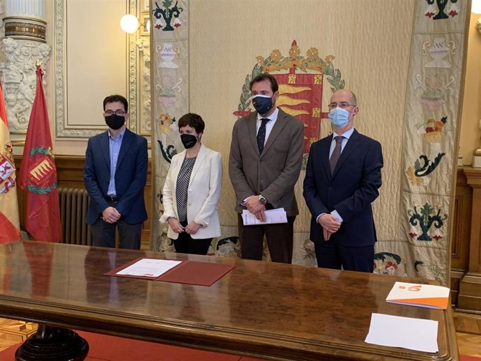 Firma del acuerdo para el Presupuesto 2021 en el Ayuntamiento de Valladolid entre PSOE, VTLP y Ciudadanos.
