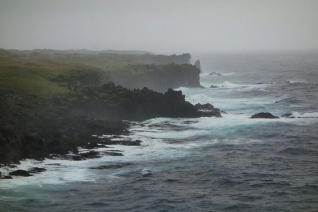 La costa de la isla subantártica de Marion. El rocío del mar cae sobre la tierra y hacia los lagos cercanos.