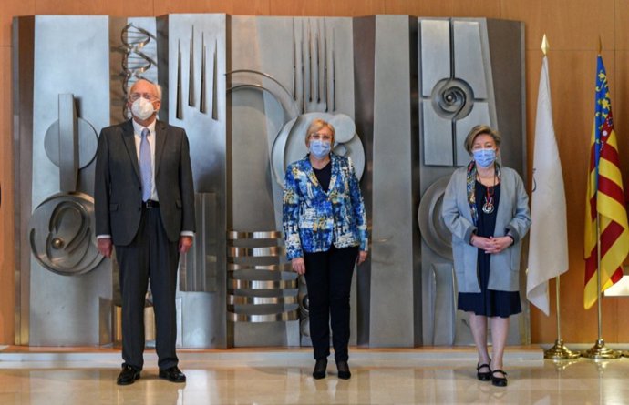 La consellera de Sanidad, Ana Barceló, junto al director científico de la Fundación ECO, Carlos Camps, y la oncóloga Ana Lluch antes de inagurar la II Jornada sobre Gestión de la Oncología de Precisión en la Comunitat Valenciana