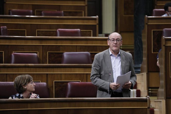 El diputado del PNV por Guizpúzcoa, Joseba Agirretxea, en su intervención durante una sesión plenaria