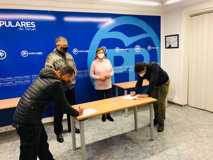 El PP de Teruel recoge firmas en contra de la 'Ley Celaá'.