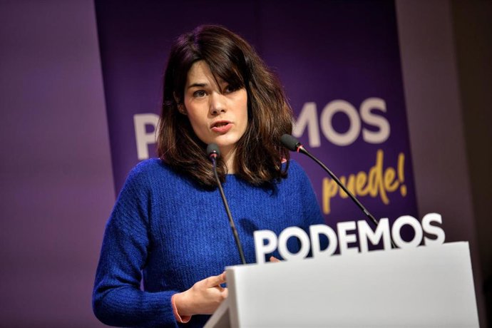 Imagen de la portavoz de Podemos, Isa Serra, en rueda de prensa en la sede del partido.