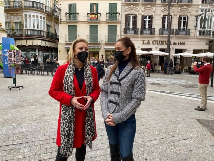 La diputada por el PP de Málaga Carolina España y la vicesecretaria del PP de Málaga y portavoz en el Ayuntamiento, Elisa Pérez de Siles, en una rueda de prensa