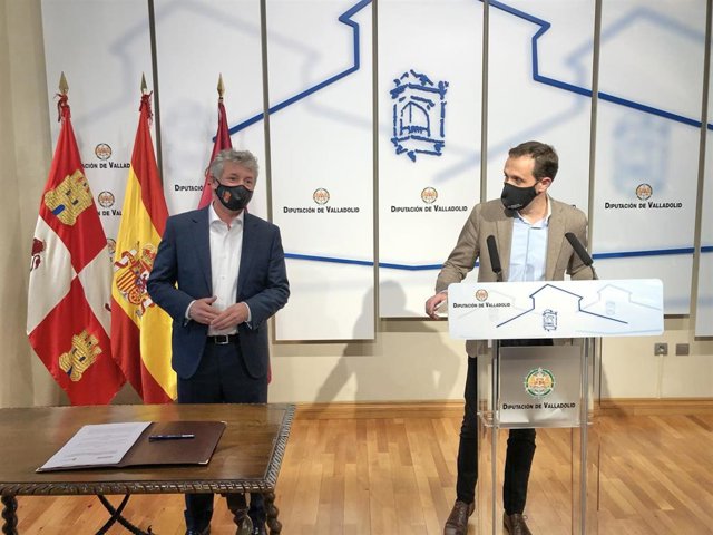 El presidente de la Diputación, Conrado Íscar (derecha), comparece junto al alcalde de Arroyo de la Encomienda, Sarbelio Fernández (izquierda).