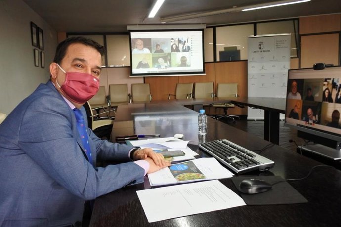 El consejero de Agricultura, Agua y Desarrollo Rural y presidente de la Fundación Dieta Mediterránea, Francisco Martínez Arroyo.