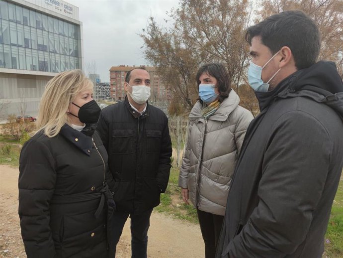 La portavoz del grupo municipal del PSOE, Lola Ranera, con otros concejales reclaman la construcción de unas piscinas para los vecinos de La Almozara